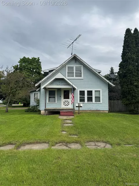 338 W Caroline St, Fenton, MI 48430