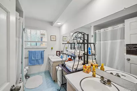 Bath - 15299 Brandy Ln, Macomb, MI 48044 photo 2 of 3