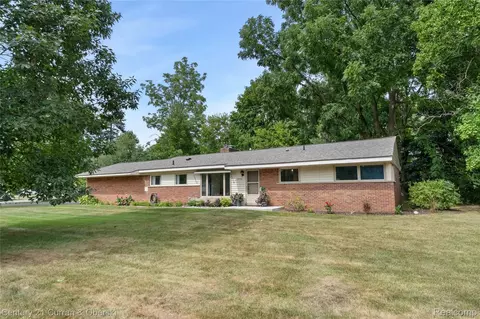 5336 W Briarcliff Knoll Dr, West Bloomfield, MI 48322