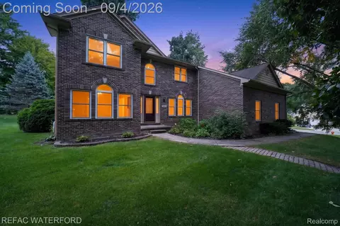 4380 Red Oak Blvd, Waterford, MI 48329