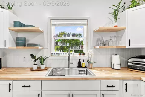 Kitchen - 2071 E Dodge Rd, Thetford, MI 48420 photo 5 of 8