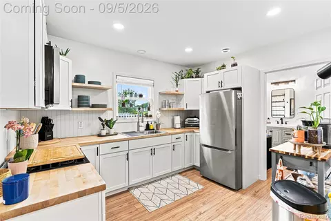 Kitchen - 2071 E Dodge Rd, Thetford, MI 48420 photo 6 of 8