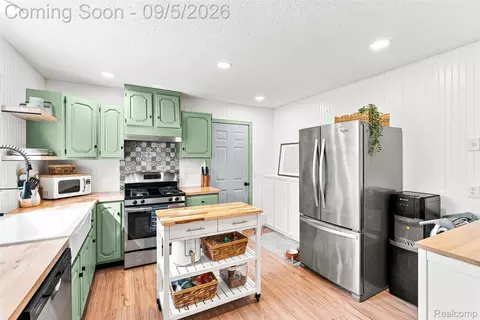 Kitchen - 2071 E Dodge Rd, Thetford, MI 48420 photo 2 of 8