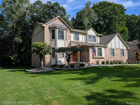 5303 Woodrun Dr, West Bloomfield, MI 48323