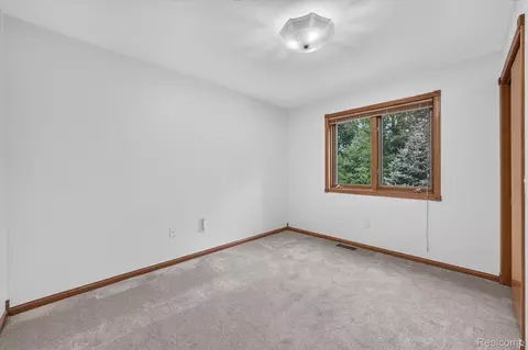 Bedroom - 5001 Mohawk Ave, Independence, MI 48348 photo 6 of 7