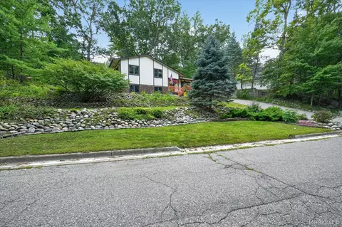 Exterior - 5001 Mohawk Ave, Independence, MI 48348 photo 2 of 9