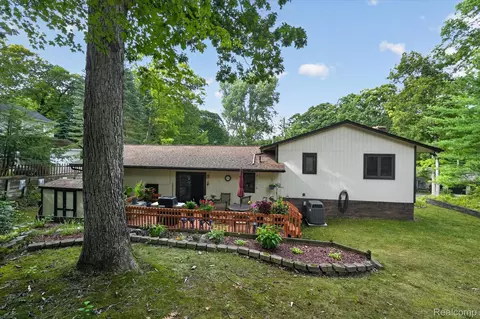 Exterior - 5001 Mohawk Ave, Independence, MI 48348 photo 8 of 9