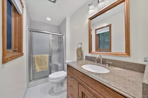 Bath - 5001 Mohawk Ave, Independence, MI 48348 photo 1 of 6