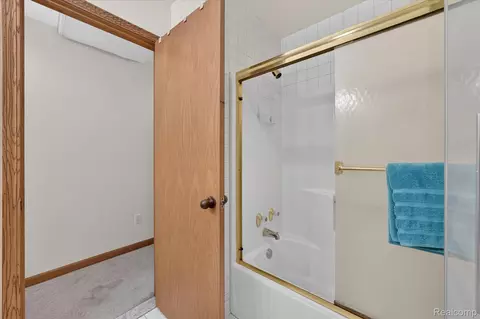Bath - 5001 Mohawk Ave, Independence, MI 48348 photo 5 of 6