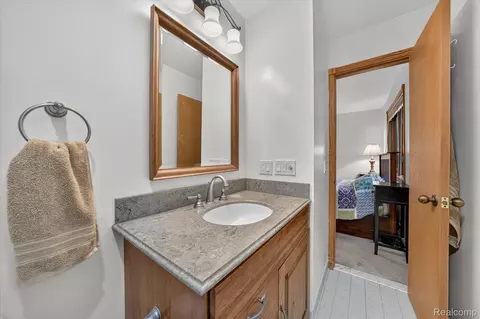 Bath - 5001 Mohawk Ave, Independence, MI 48348 photo 2 of 6