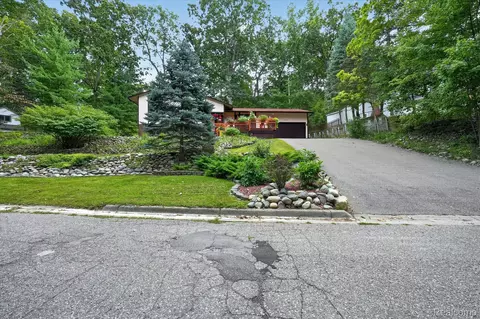 Exterior - 5001 Mohawk Ave, Independence, MI 48348 photo 3 of 9