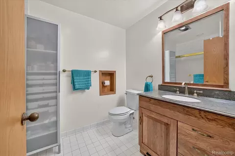 Bath - 5001 Mohawk Ave, Independence, MI 48348 photo 3 of 6