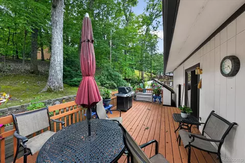 Exterior - 5001 Mohawk Ave, Independence, MI 48348 photo 7 of 9
