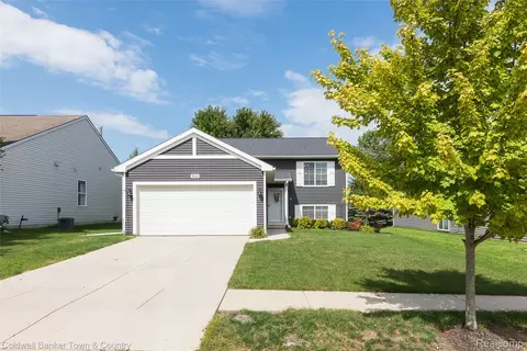 8614 Swartz River Dr, Handy, MI 48836