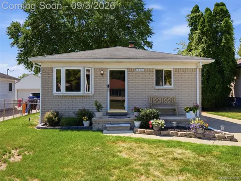 29261 Mcdonald St, Roseville, MI 48066