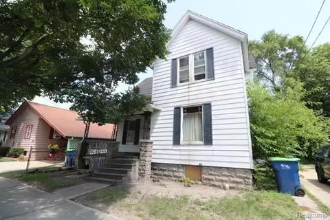 1002 N Henry St, Bay City, MI 48706