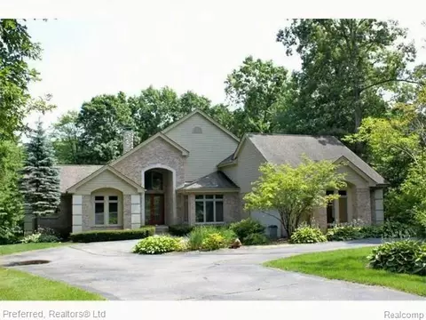 9186 Kelly Lake Dr, Springfield, MI 48348