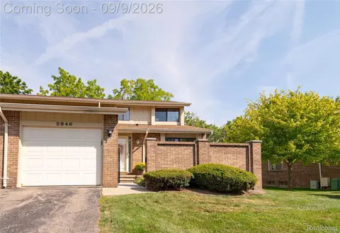 2846 S Trailwood Dr E, Rochester Hills, MI 48309