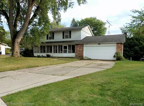 9438 W Shady Grove Ct, White Lake, MI 48386