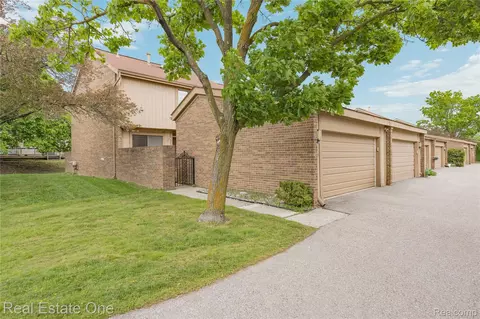 5345 Wright Way W, West Bloomfield, MI 48322