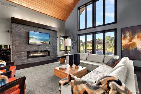 Living - 3233 Winegar Rd, Perry, MI 48872 photo 3 of 4