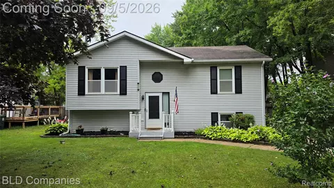 1095 Seabury Dr, Orion, MI 48362