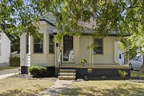 18948 Kenosha St, Harper Woods, MI 48225
