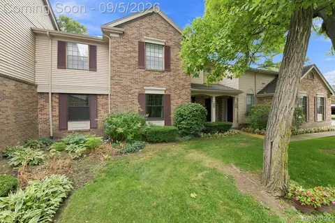 29690 Pine Ridge Cir, Farmington Hills, MI 48331