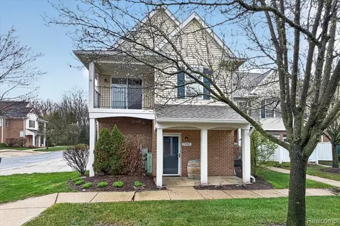 731 Amberly Dr #C, Waterford, MI 48328