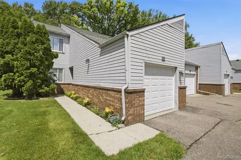 735 Claire Pointe Cir, Saint Clair Shores, MI 48081