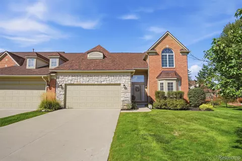 37126 Southwind Ct, Farmington Hills, MI 48331