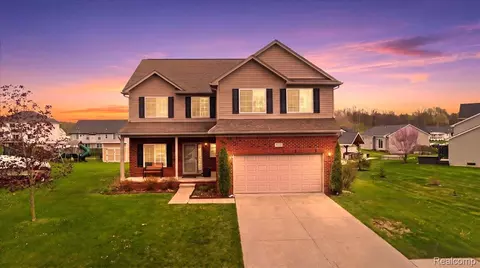 8131 Peninsula Cir, Grand Blanc, MI 48439