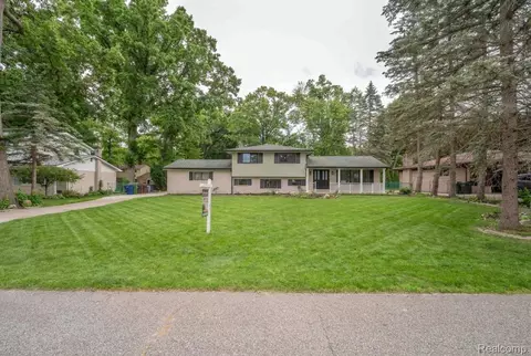 6742 Canterbury Ct, Shelby Township, MI 48316