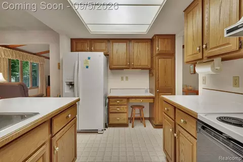 Kitchen - 5439 Hickory Cir, Mount Morris, MI 48433 photo 4 of 5