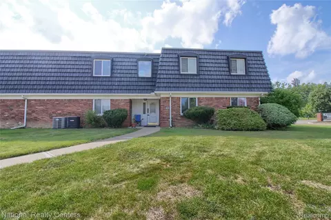 1800 Colonial Village Way #3, Waterford, MI 48328