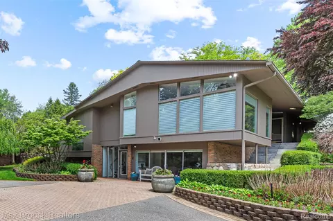 20 Martell Dr, Bloomfield Hills, MI 48304
