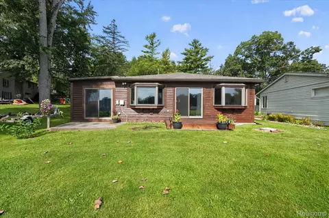 6390 Buckshore Dr, Whitmore Lake, MI 48189