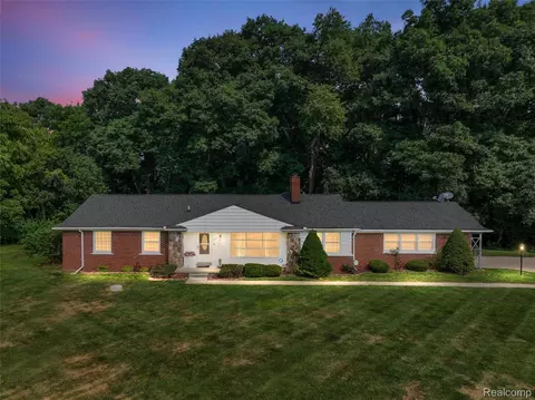24800 N Cromwell Dr, Franklin, MI 48025
