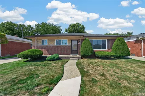 28371 Los Olas Dr, Warren, MI 48093