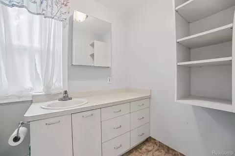 Bath - 11897 Shaffer Rd, Springfield, MI 48350 photo 1 of 3