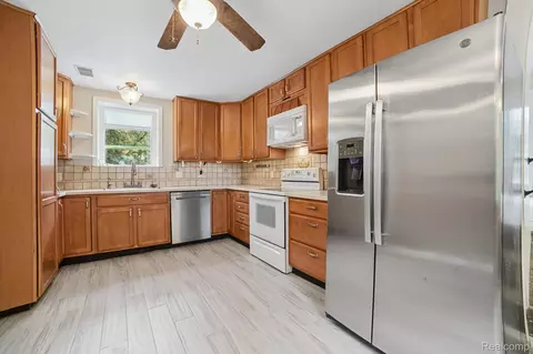 Kitchen - 11897 Shaffer Rd, Springfield, MI 48350 photo 1 of 2