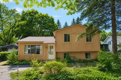4510 Bethune Ct, West Bloomfield, MI 48323