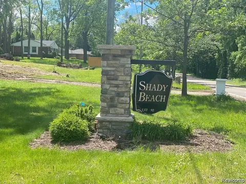 5716 Evergreen Ave, Orchard Lake Village, MI 48324