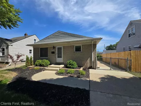 28004 Hughes St, Saint Clair Shores, MI 48081