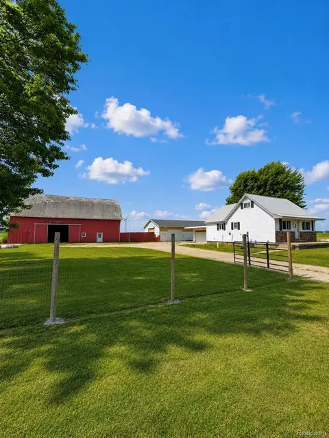 Exterior - 2498 S Wisner Rd, Ithaca, MI 48847 photo 1 of 3