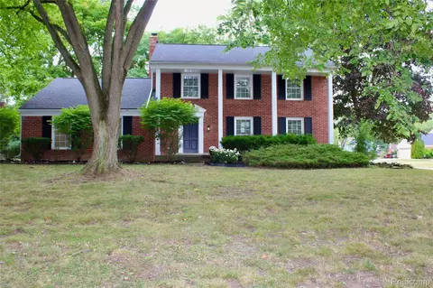 5620 Old Carriage Ln, West Bloomfield, MI 48322