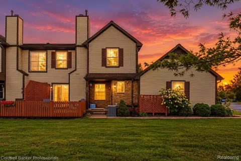 237 Barrington Cir, Orion, MI 48360