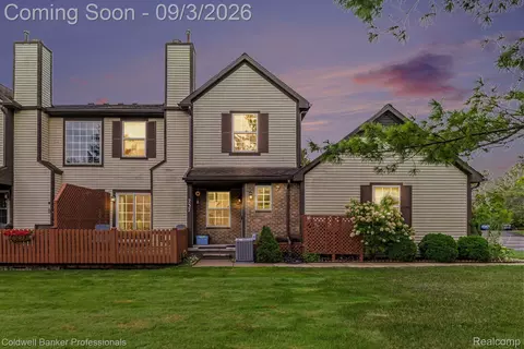 237 Barrington Cir, Orion, MI 48360
