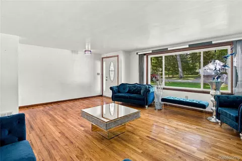 Living - 2705 Glendale Rd, Summit, MI 49203 photo 4 of 5