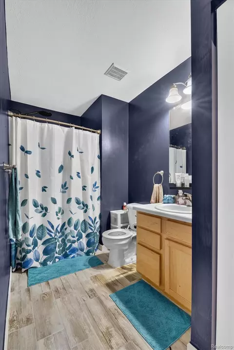 Bath - 1863 Greton Dr, Monroe, MI 48162 photo 2 of 4